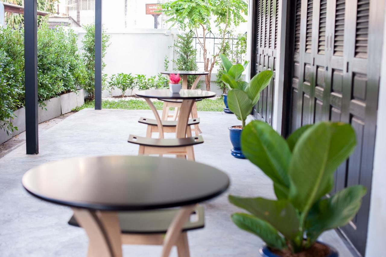 Baan Ploy In (Adults Only) Hostel Чиангмай Екстериор снимка