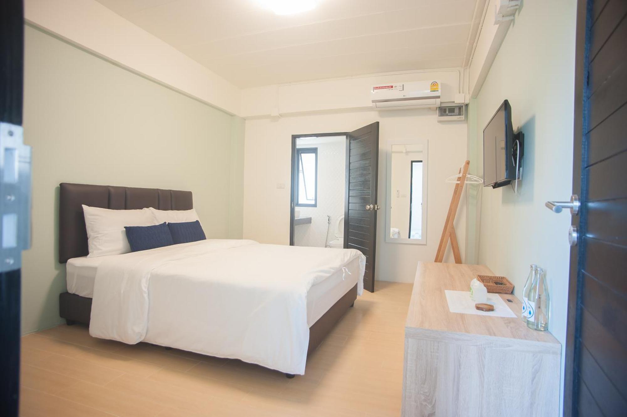 Baan Ploy In (Adults Only) Hostel Чиангмай Екстериор снимка
