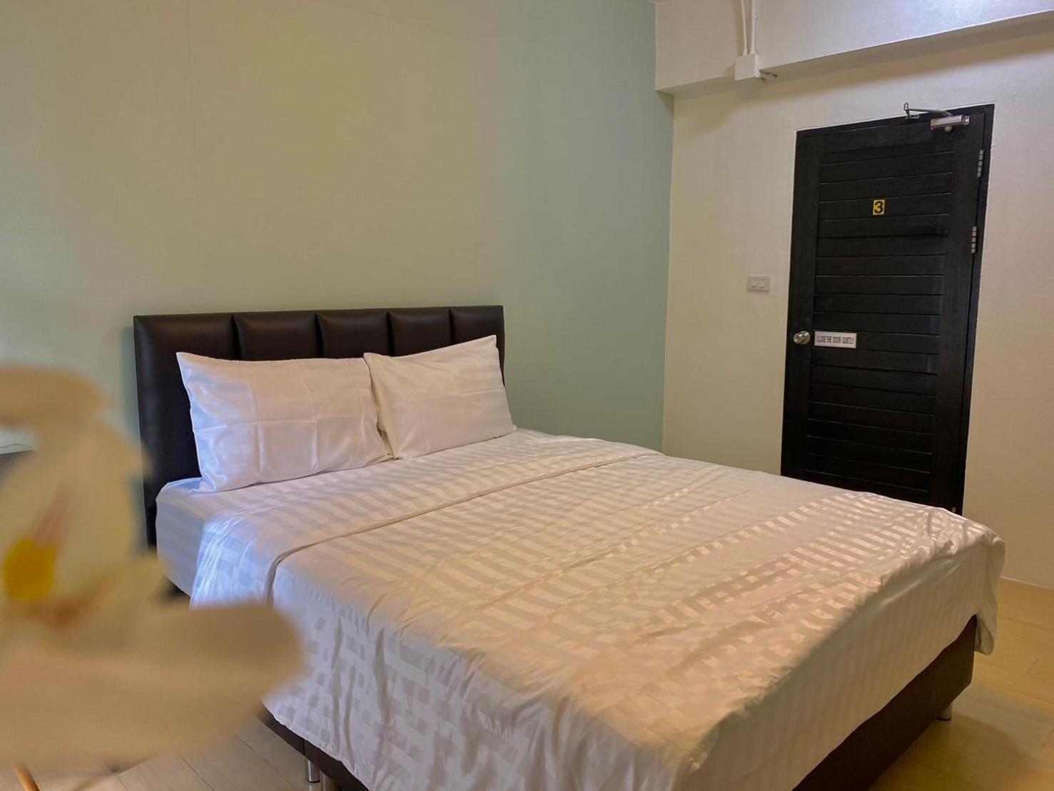 Baan Ploy In (Adults Only) Hostel Чиангмай Екстериор снимка