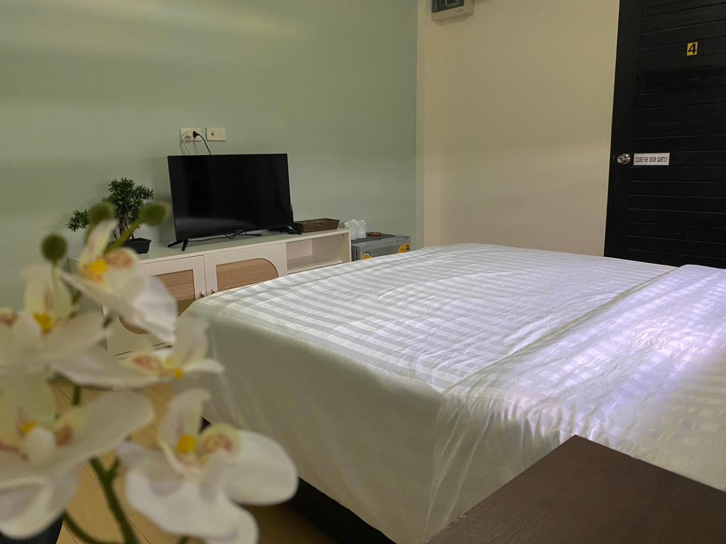 Baan Ploy In (Adults Only) Hostel Чиангмай Екстериор снимка