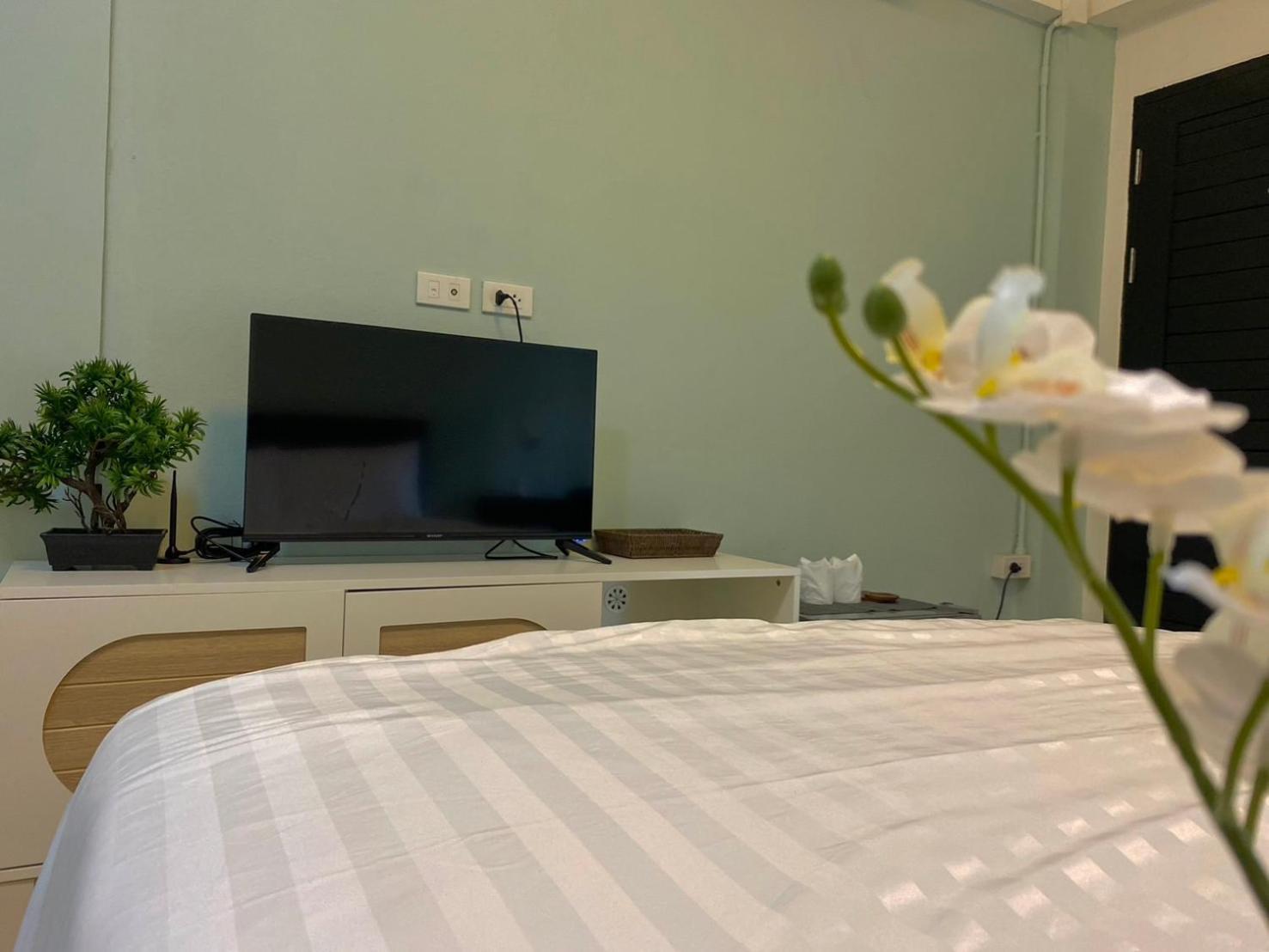 Baan Ploy In (Adults Only) Hostel Чиангмай Екстериор снимка