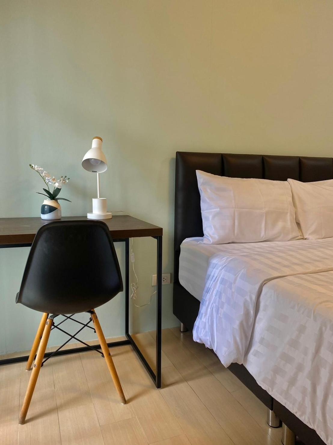 Baan Ploy In (Adults Only) Hostel Чиангмай Екстериор снимка