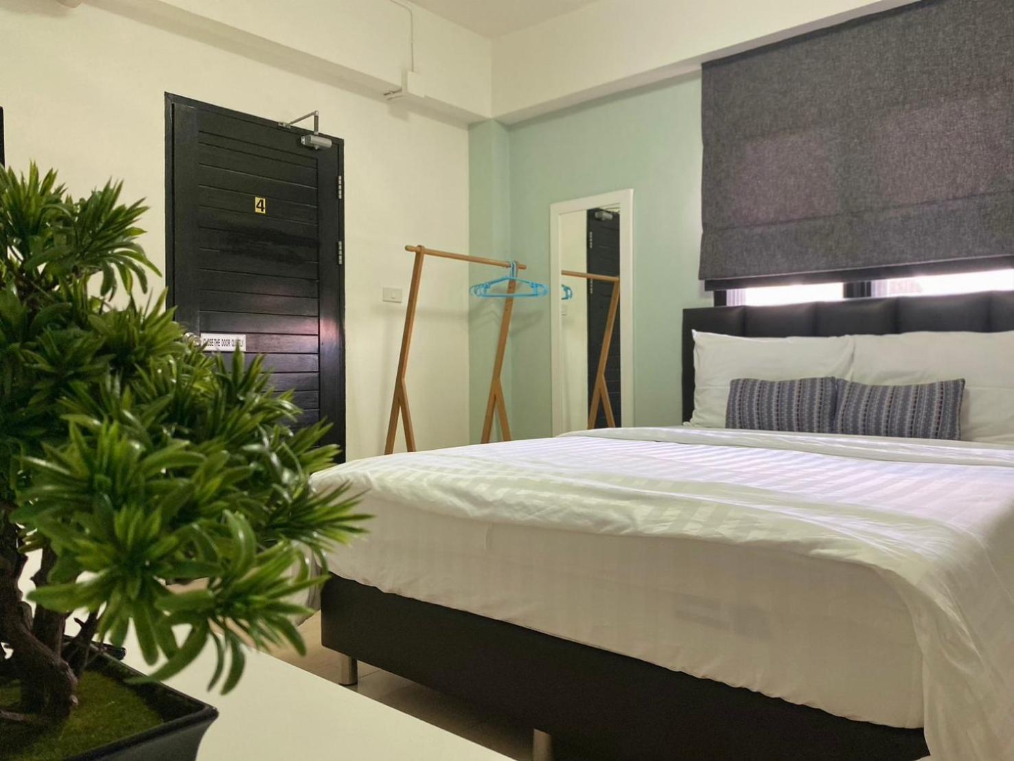 Baan Ploy In (Adults Only) Hostel Чиангмай Екстериор снимка