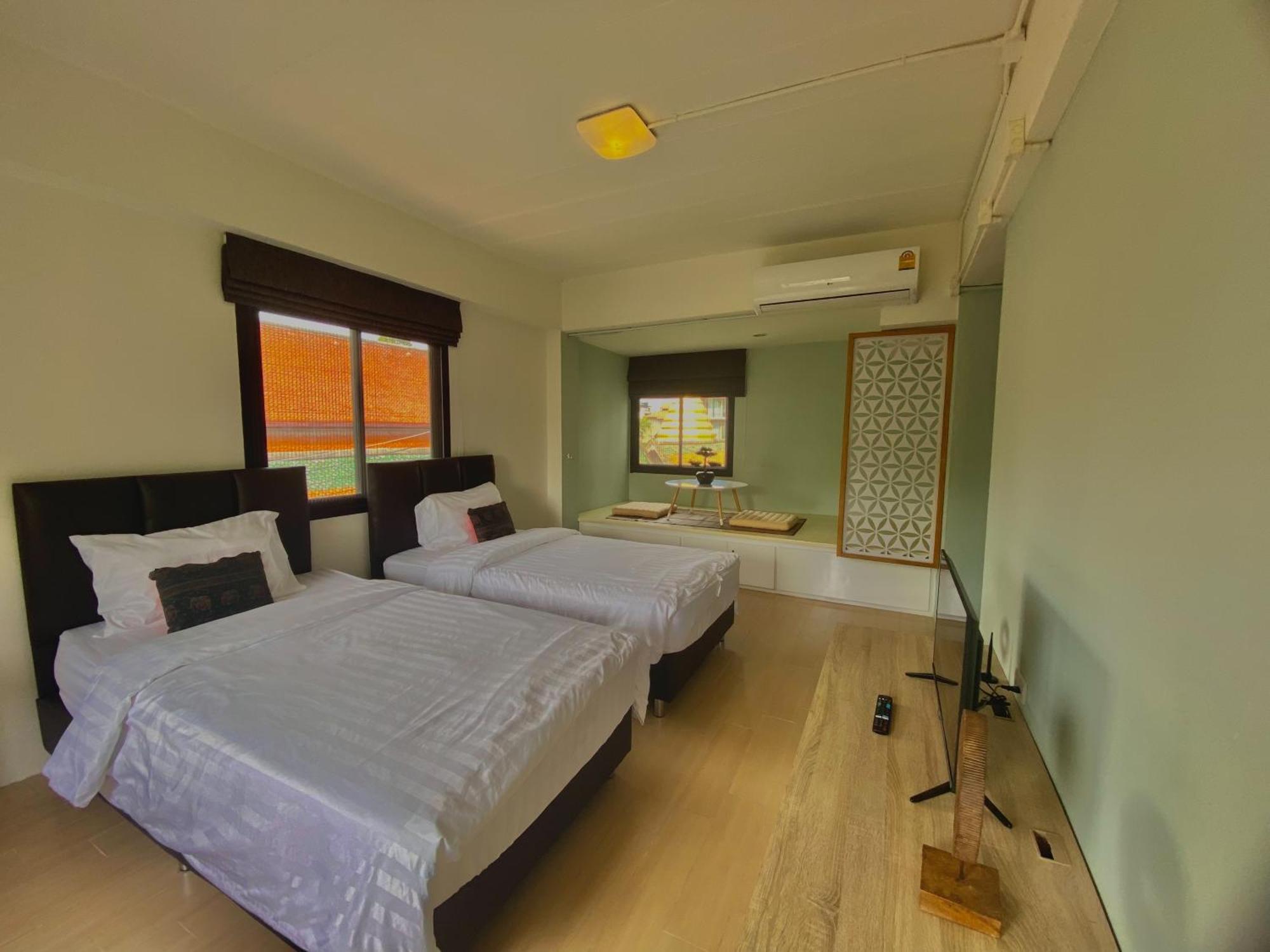 Baan Ploy In (Adults Only) Hostel Чиангмай Екстериор снимка