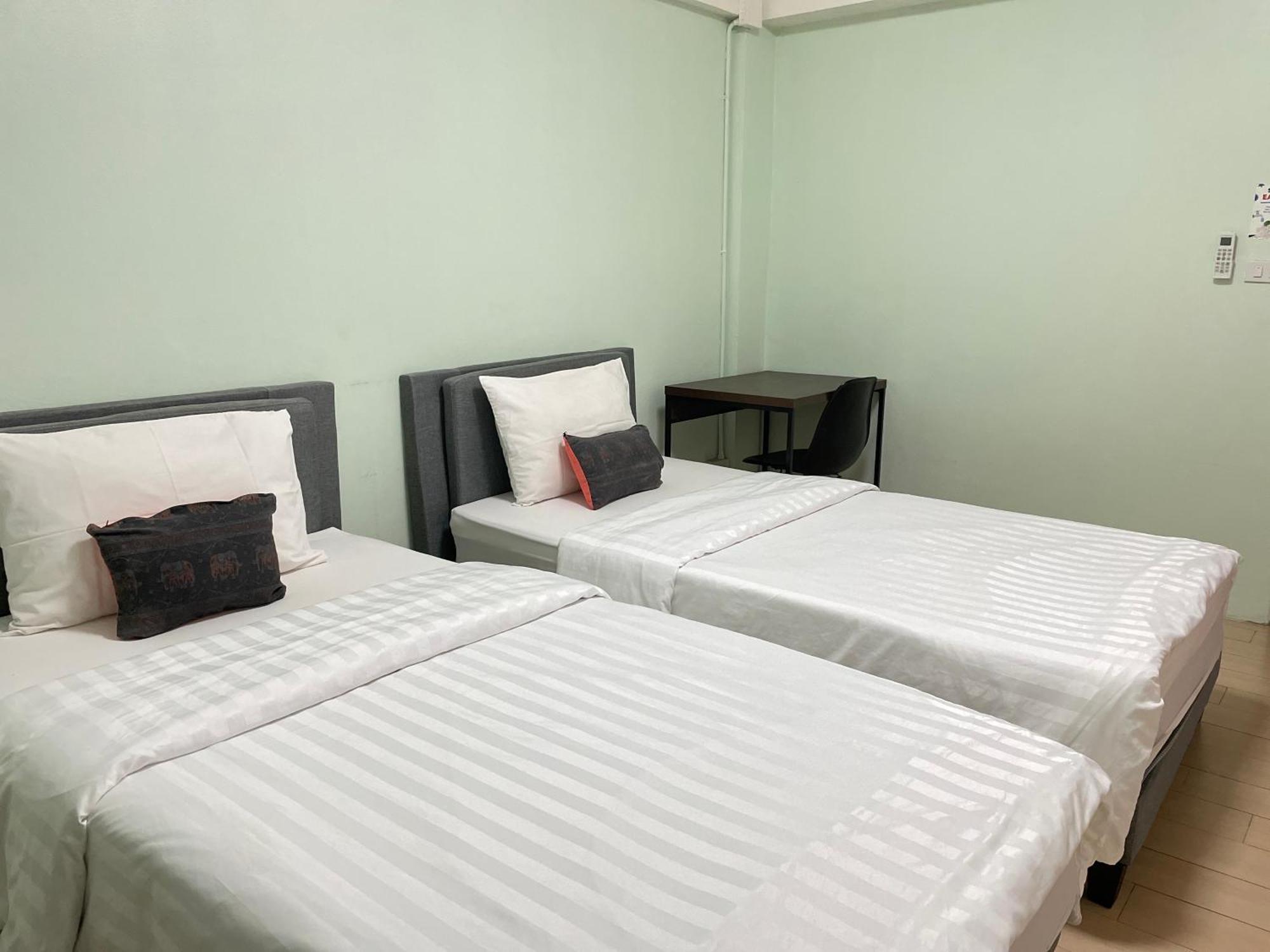 Baan Ploy In (Adults Only) Hostel Чиангмай Екстериор снимка