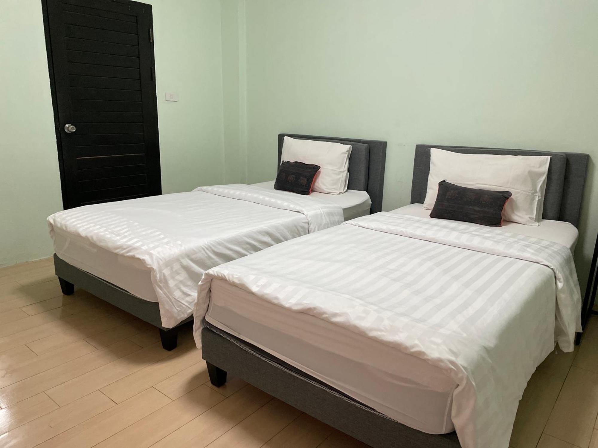 Baan Ploy In (Adults Only) Hostel Чиангмай Екстериор снимка