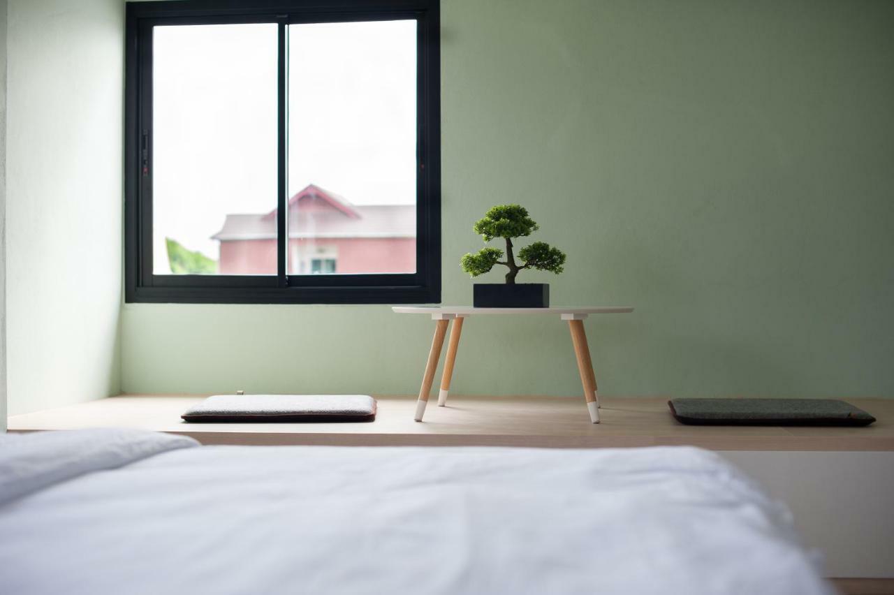 Baan Ploy In (Adults Only) Hostel Чиангмай Екстериор снимка
