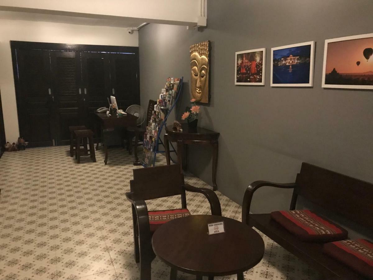 Baan Ploy In (Adults Only) Hostel Чиангмай Екстериор снимка