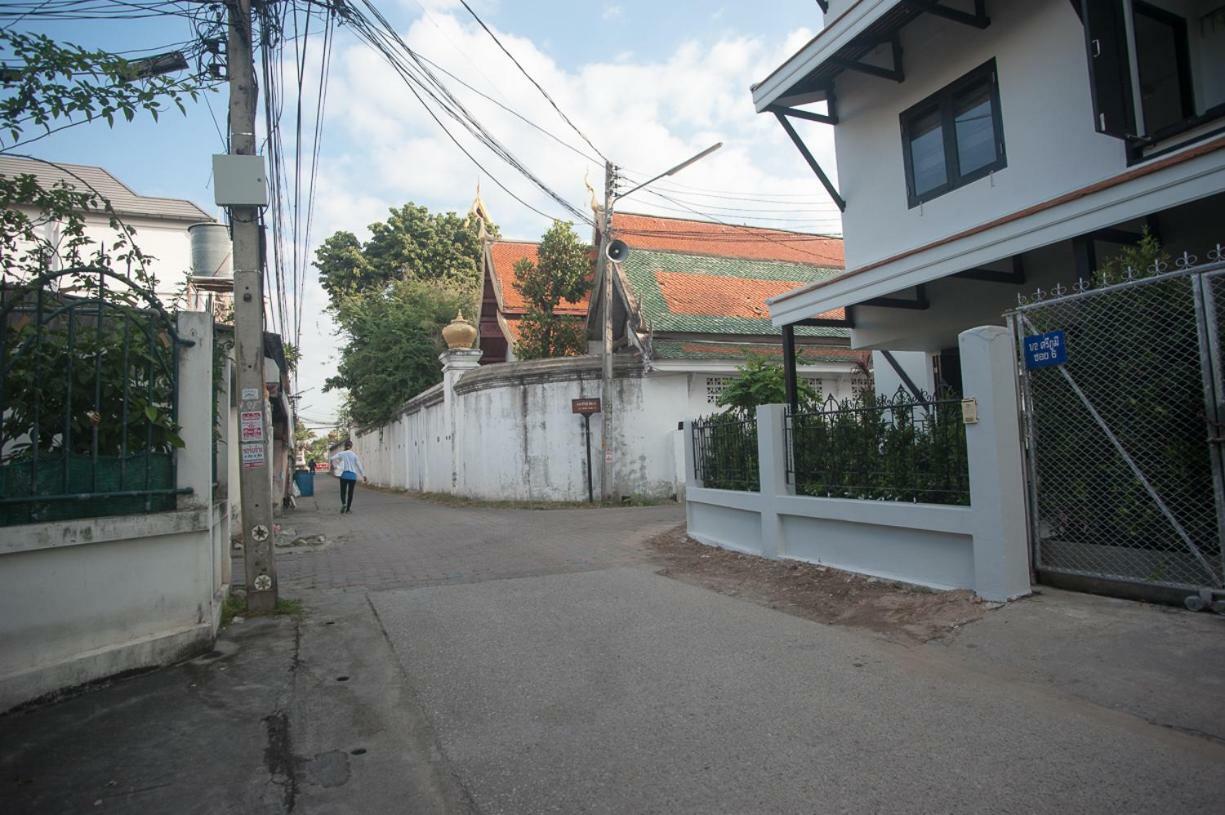 Baan Ploy In (Adults Only) Hostel Чиангмай Екстериор снимка