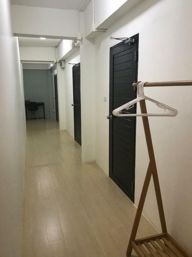Baan Ploy In (Adults Only) Hostel Чиангмай Екстериор снимка