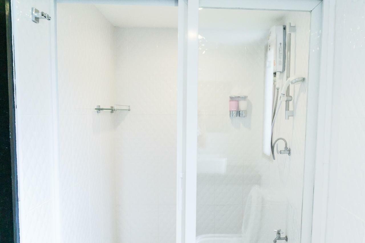 Baan Ploy In (Adults Only) Hostel Чиангмай Екстериор снимка