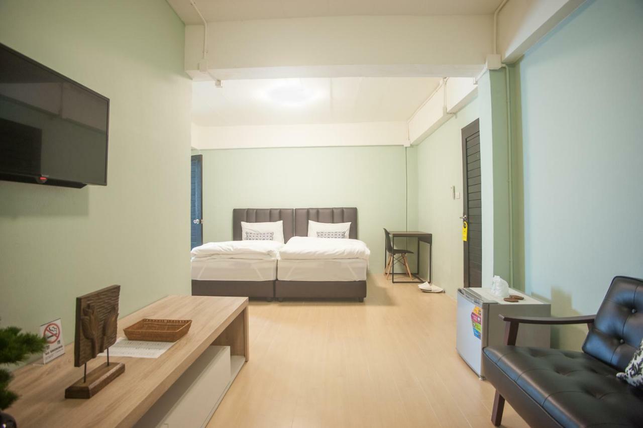 Baan Ploy In (Adults Only) Hostel Чиангмай Екстериор снимка