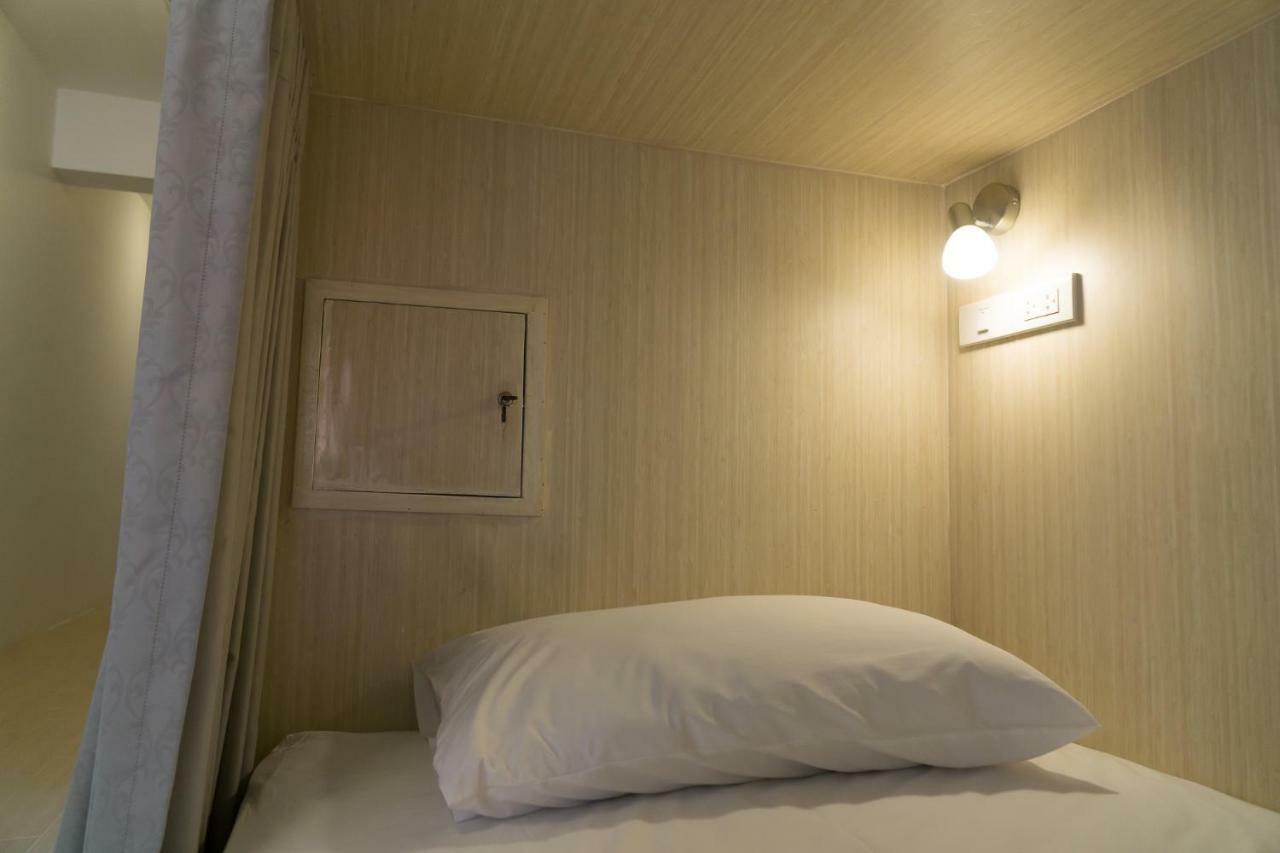 Baan Ploy In (Adults Only) Hostel Чиангмай Екстериор снимка